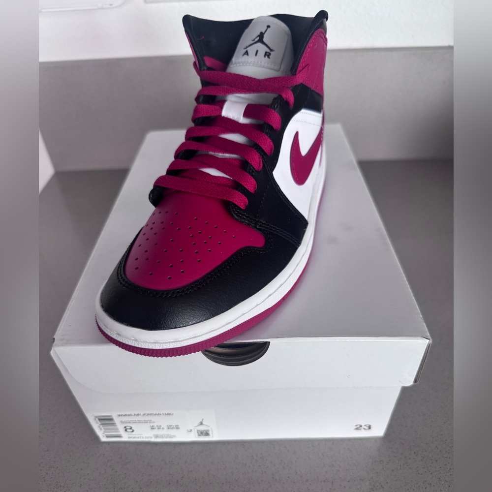 Jordan Women’s High-Top Sneaker in Red/Black/White size 8 new